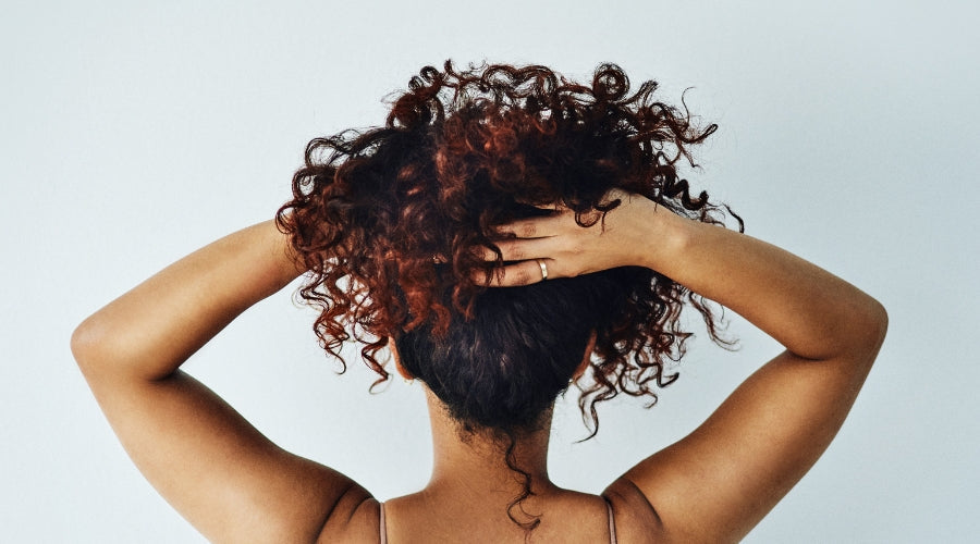 Droge krullen verzorgen: de beste tips en producten