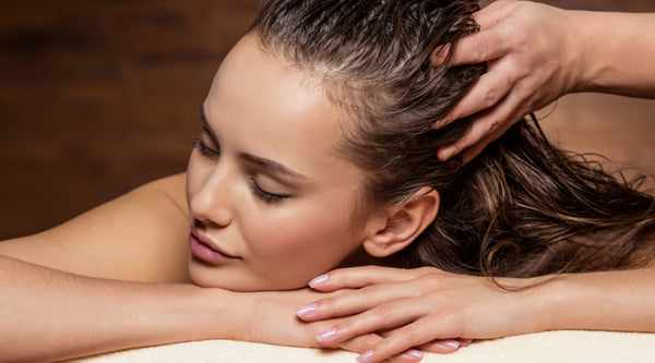 Een detox hoofdhuid behandeling voor een frisse start