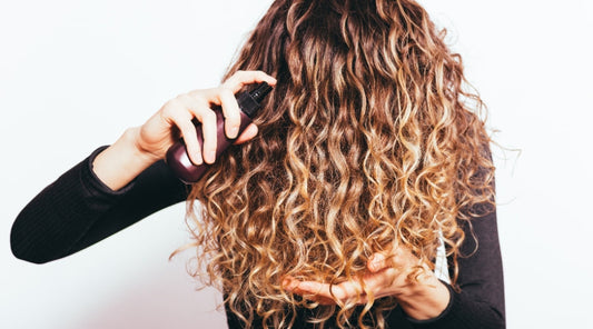 Vrouw doet haargel in haar haren